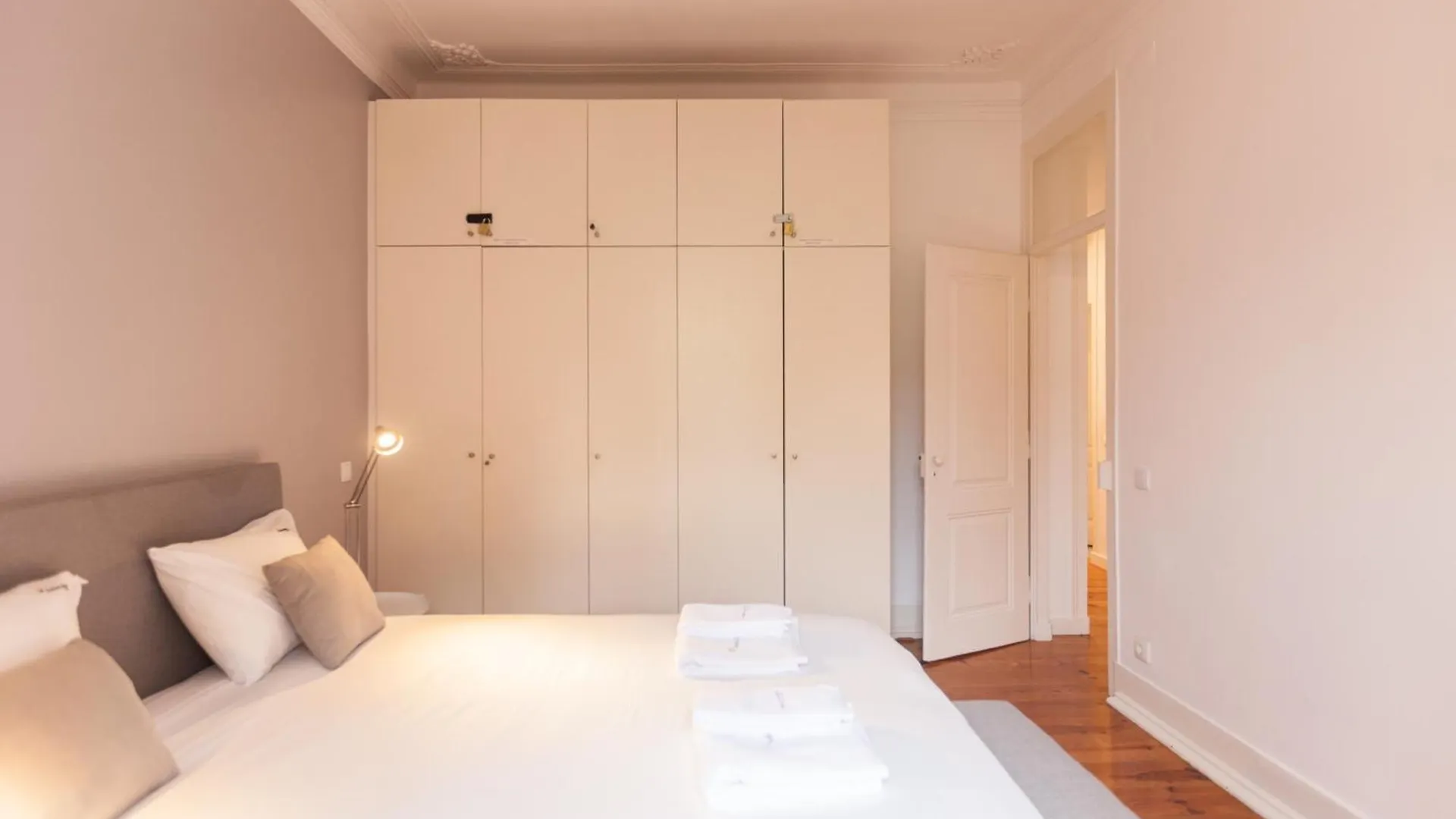 Flh Mouros Spacious Apartment Lisbon